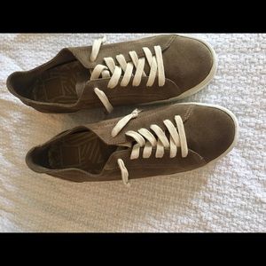Men’s Size 11 casual shoes